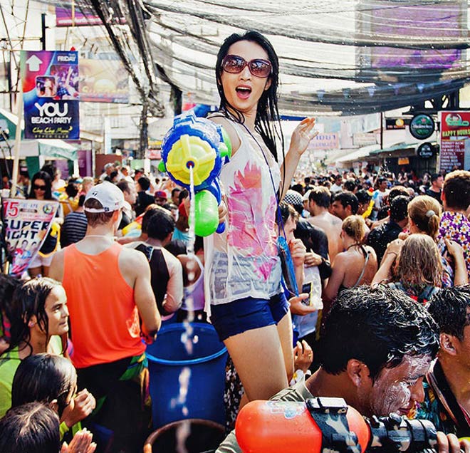 Bị cấm hở hang, gái Thái Lan vẫn mặc bikini, quần 5cm đi té nước